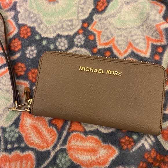 Michael Kors Handbags - Michael Kors Wristlet